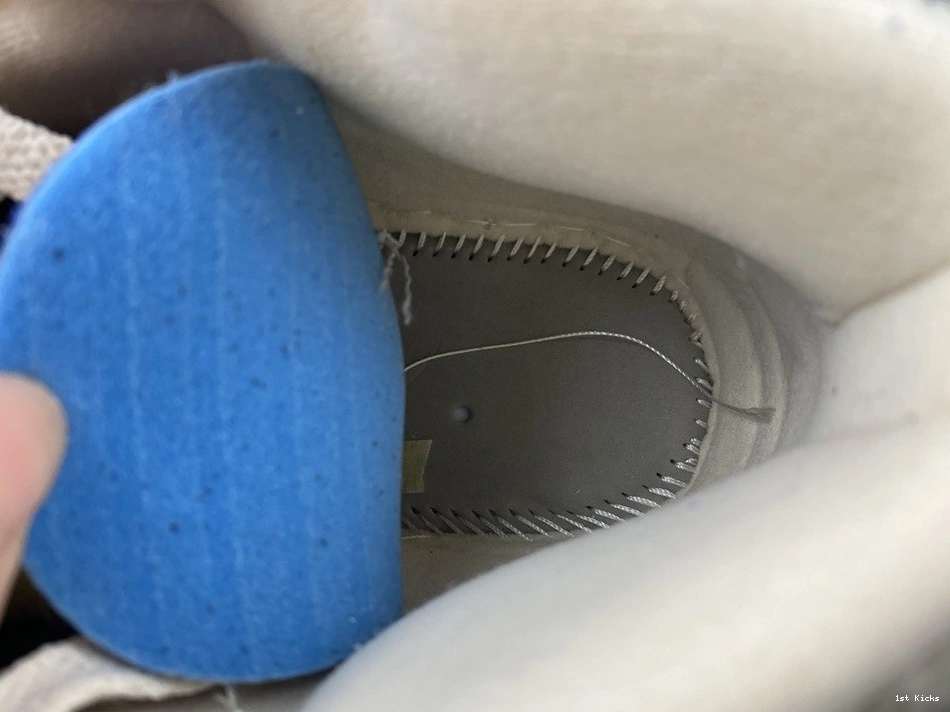 - Fleece (GS) Mid DO2207-264 Jordan White 1 Pearl 0105